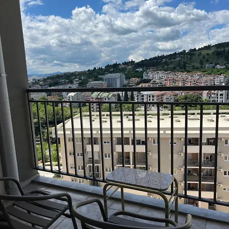 Dora With Terrace And Parking Daire Podgoriçe