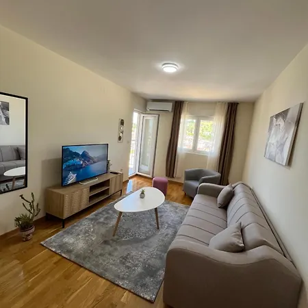 Dora With Terrace And Parking * פודגוריצה