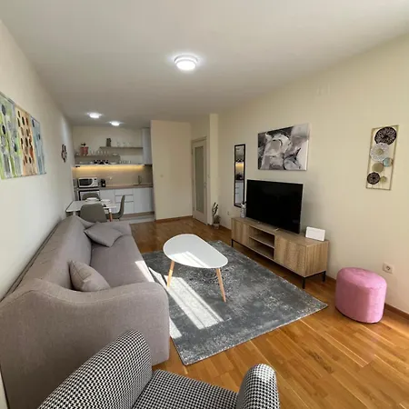 דירה Dora With Terrace And Parking פודגוריצה